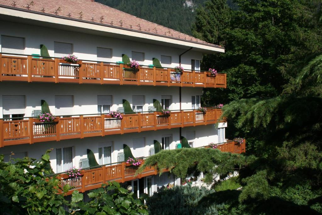 Hotel Miralago Wellness - Adults Only Molveno Exterior photo