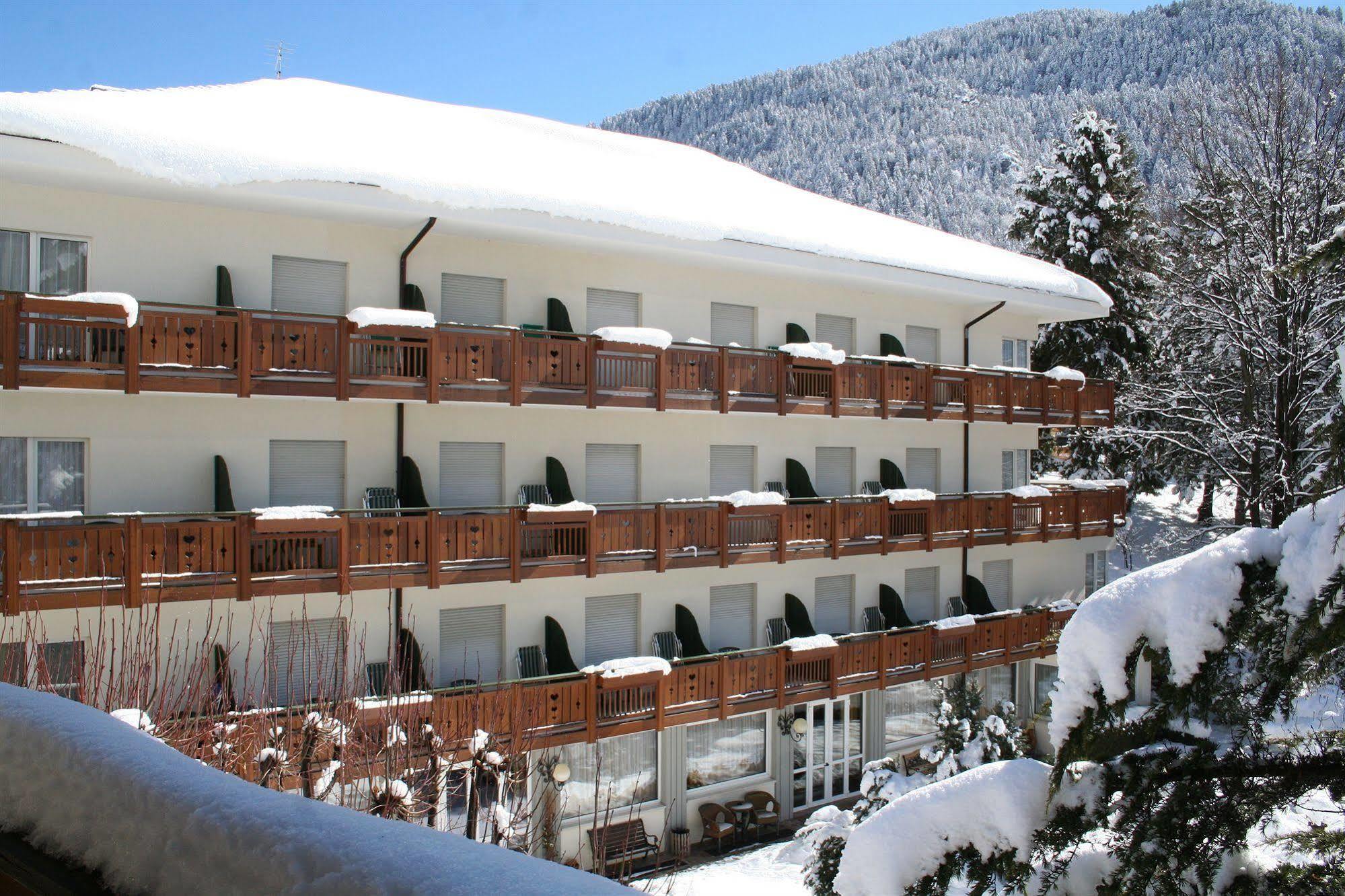 Hotel Miralago Wellness - Adults Only Molveno Exterior photo